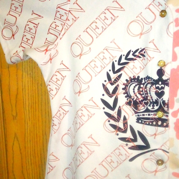 "QUEEN 👑 BEE 🐝" 2 SiDeD design w/ 5 button up short sleeve shirt *@ SIZE: 2XL - Picture 4 of 6